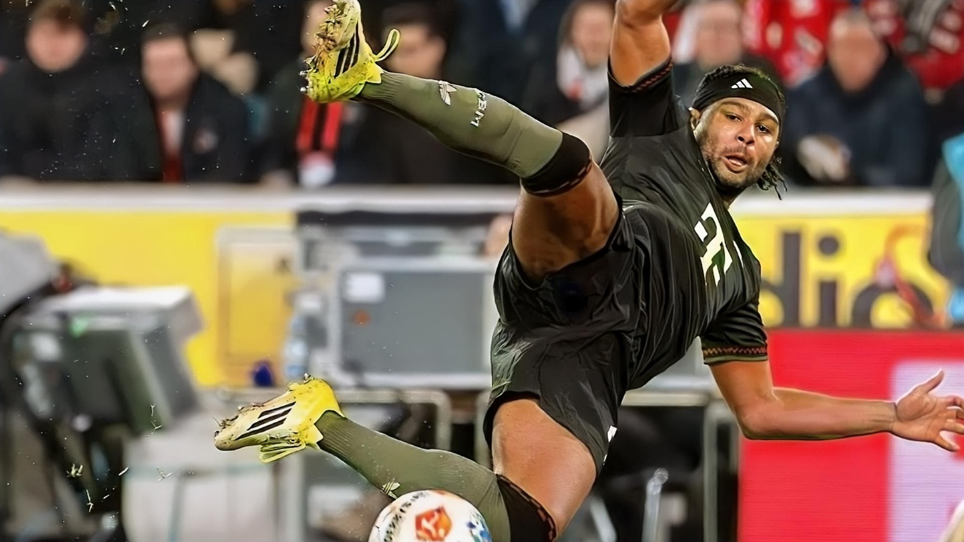 Serge Gnabry (FC Bayern) erzielt den Ausgleich zum 1:1 gegen Marvin Schwäbe (1. FC Köln), während Jan Thielmann (1. FC Köln) beteiligt ist. 1. FC Köln – Bayern München.