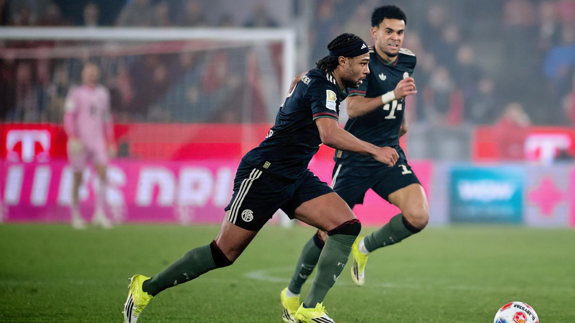 Serge Gnabry (FC Bayern) erzielt den Ausgleich zum 1:1 gegen Marvin Schwäbe (1. FC Köln), während Jan Thielmann (1. FC Köln) beteiligt ist. 1. FC Köln – Bayern München.