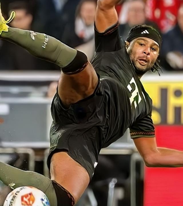 Serge Gnabry (FC Bayern) erzielt den Ausgleich zum 1:1 gegen Marvin Schwäbe (1. FC Köln), während Jan Thielmann (1. FC Köln) beteiligt ist. 1. FC Köln – Bayern München.