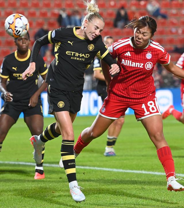 Momoko Tanikawa (rechts) köpft, Grace Clinton versucht zu klären.