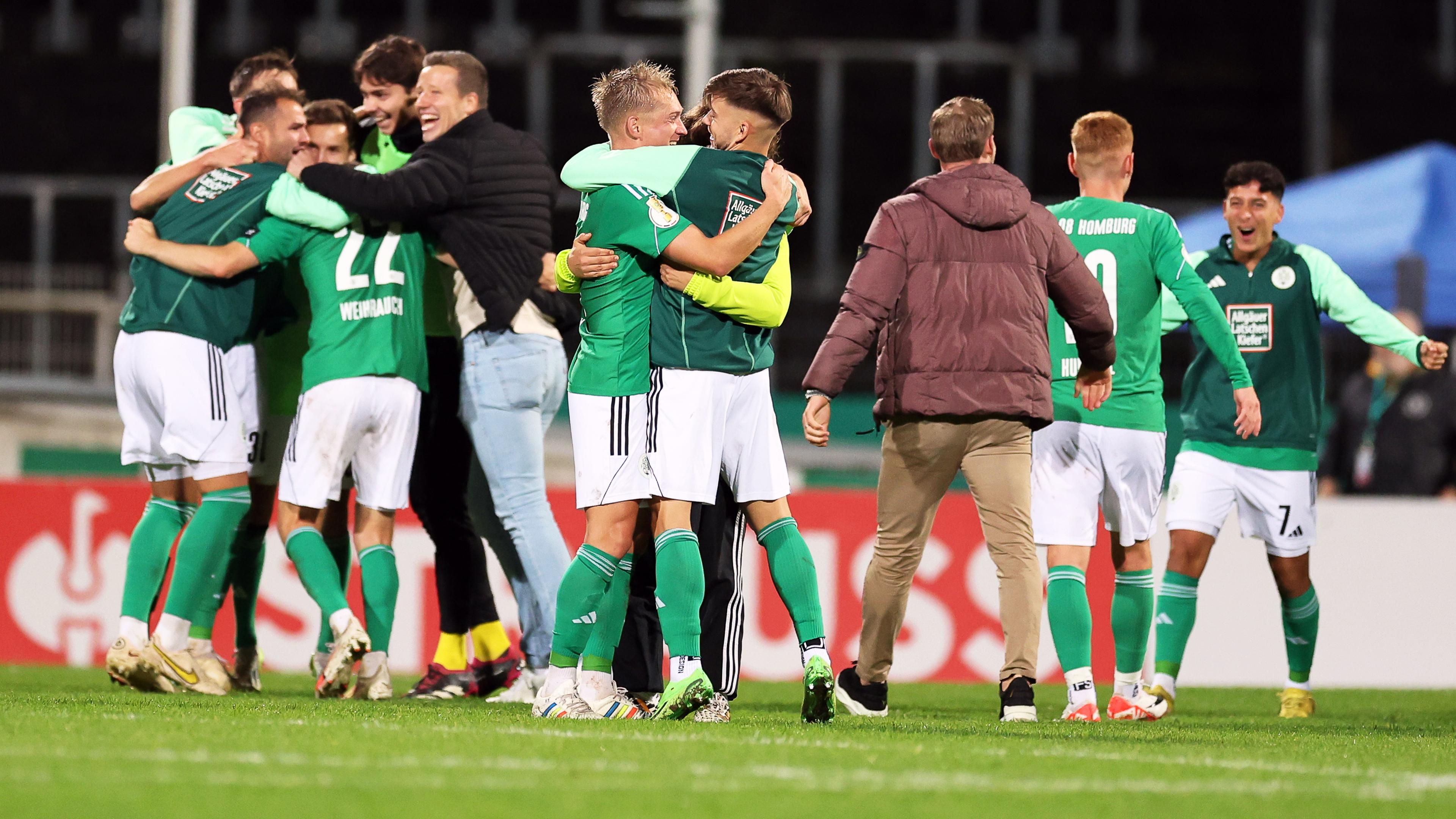 DFB-Pokal, FC Homburg - SpVgg Greuther Fürth, 2. Runde: Homburgs Spieler jubeln nach dem Sieg.