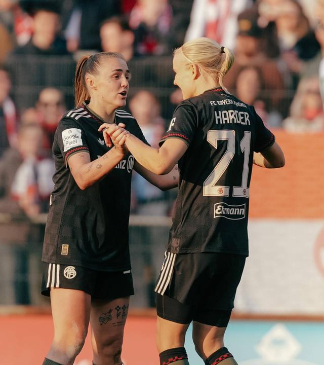 Magdalena Eriksson jubelt mit Georgia Stanway über das Tor zum 0:2 am 15.03.2026 in Köln.