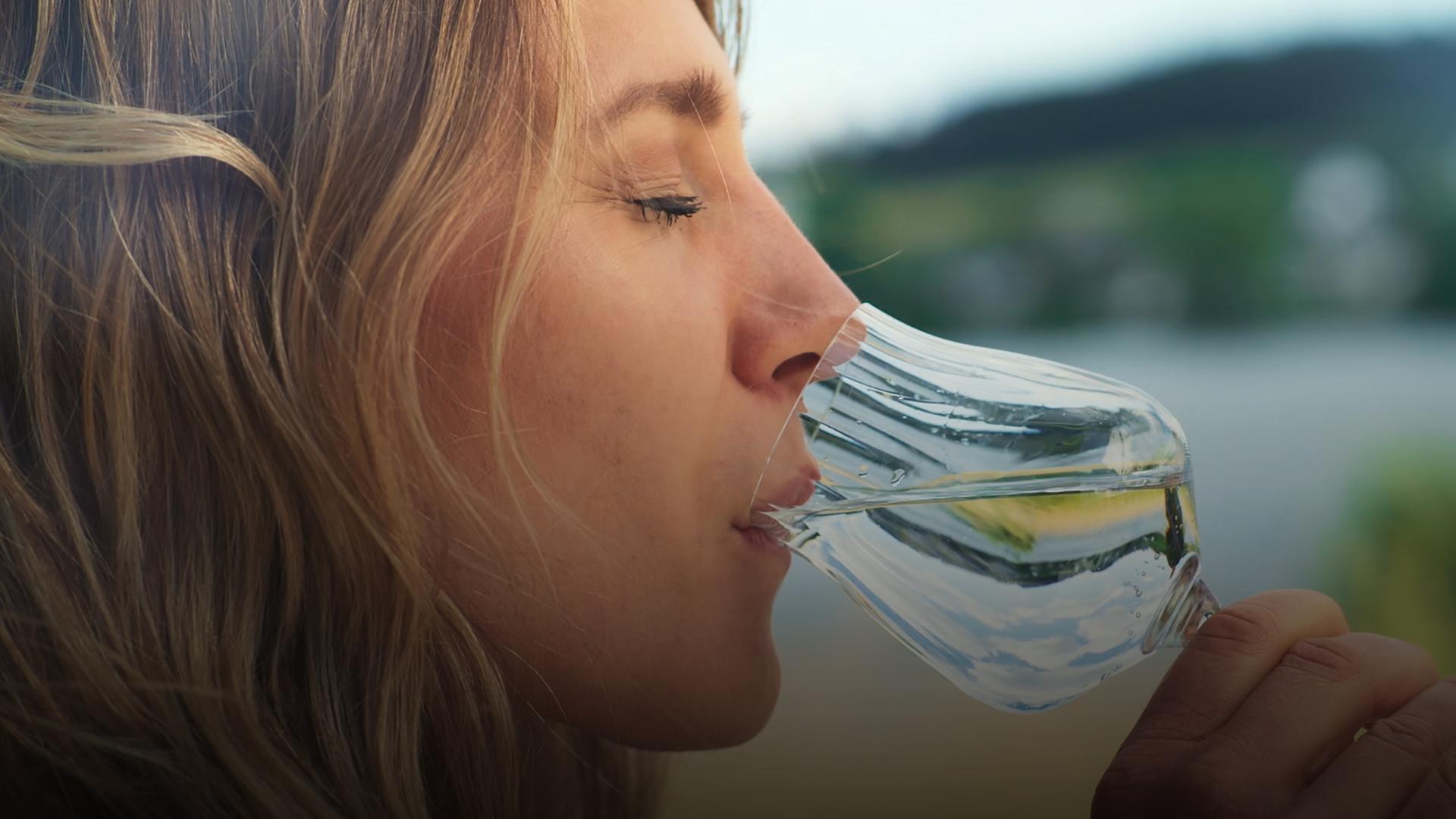 Faszination Deutschland mit Jasmina Neudecker - Glas mit Wasser