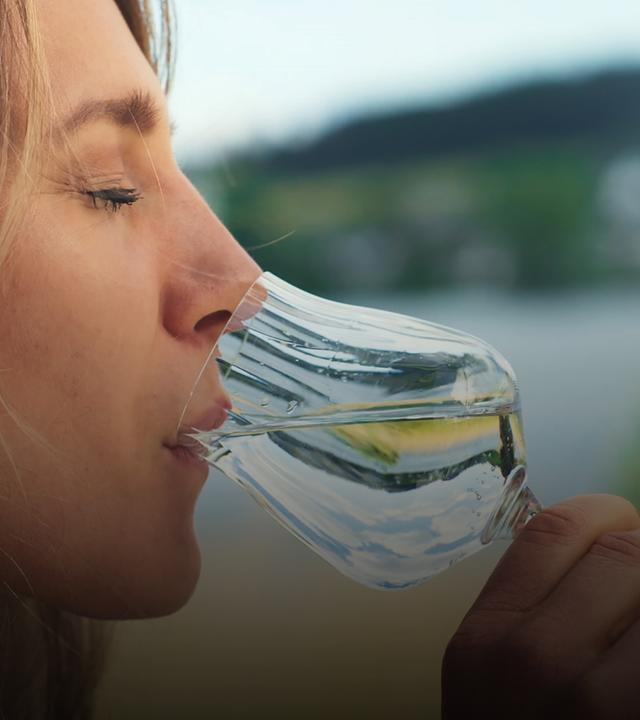 Faszination Deutschland mit Jasmina Neudecker - Glas mit Wasser