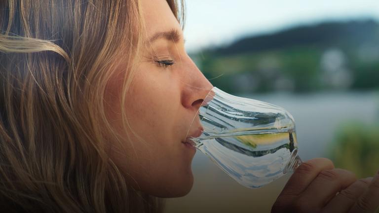 Faszination Deutschland mit Jasmina Neudecker - Glas mit Wasser