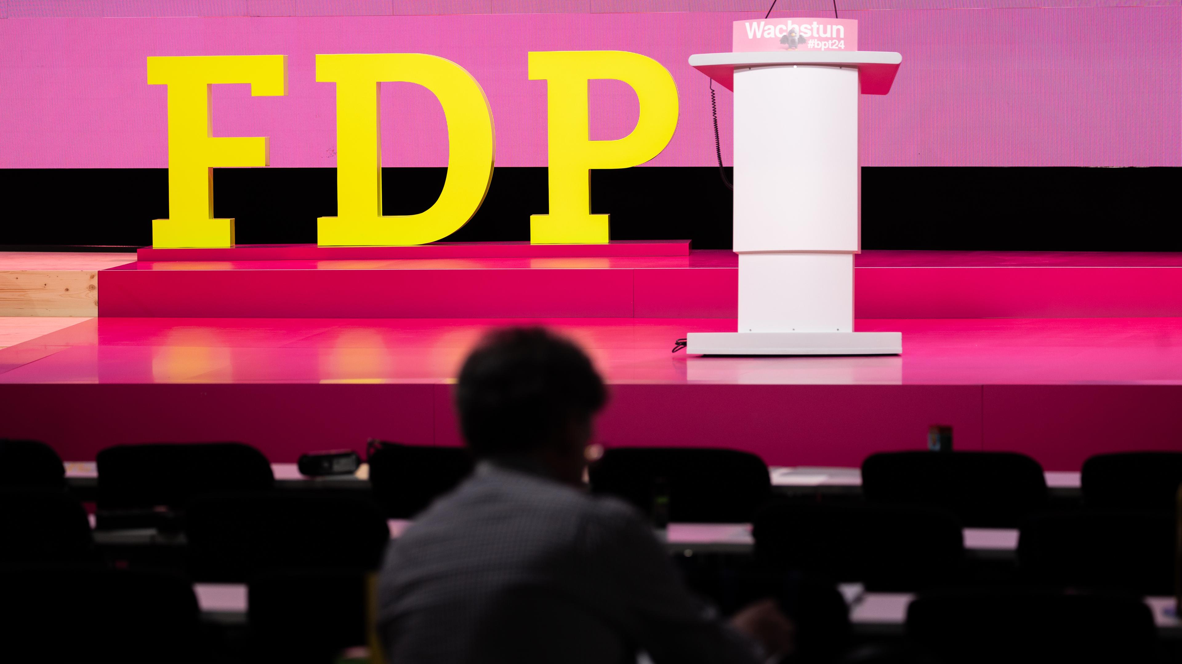 28.04.2024, Berlin: Blick auf ein FDP Schriftzug und Rednerpult auf dem Bundesparteitag der FDP in Berlin.