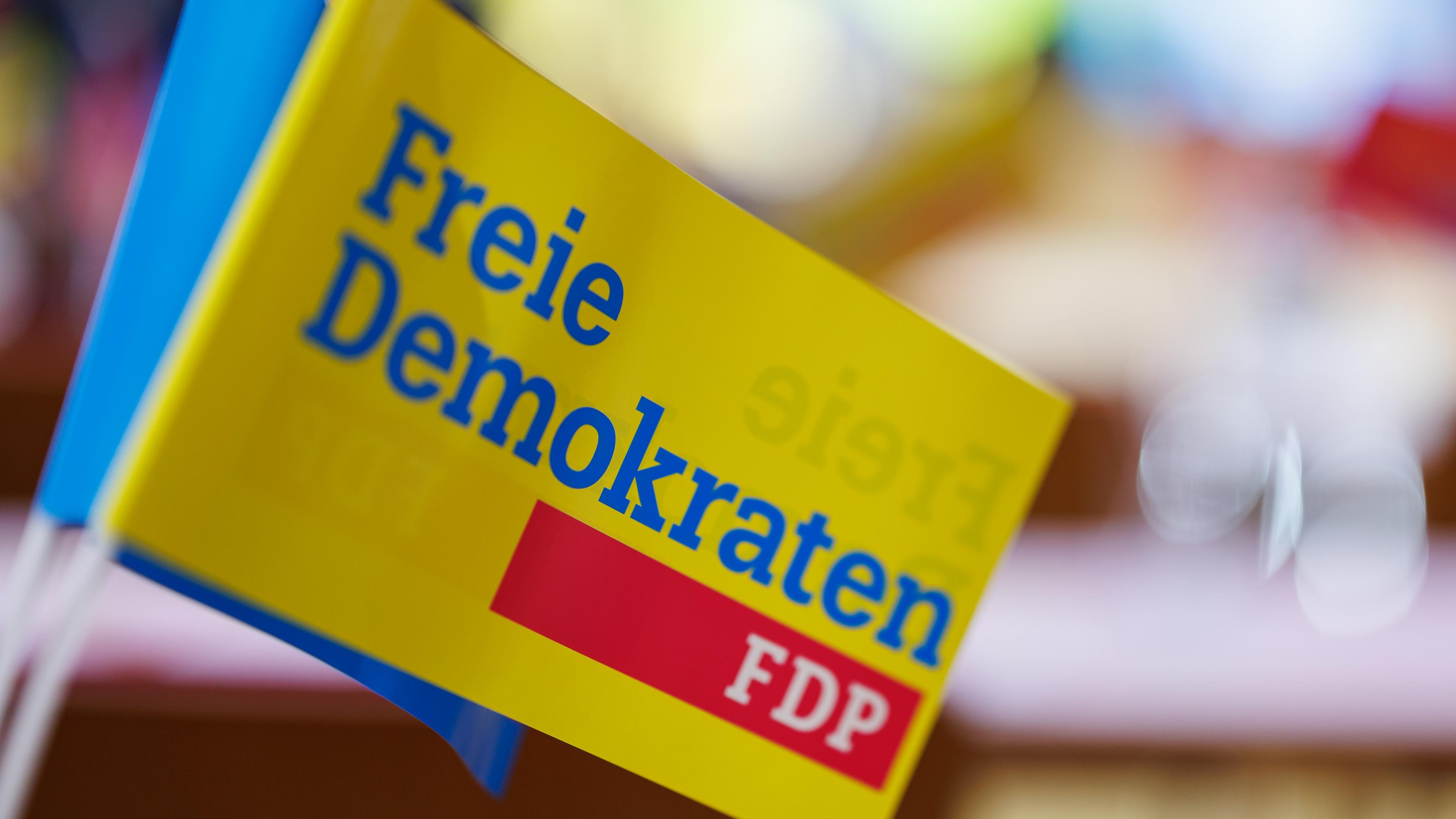 Bayern, Amberg: «Freie Demokraten - FDP» steht beim Landesparteitag der FDP auf einem Fähnchen