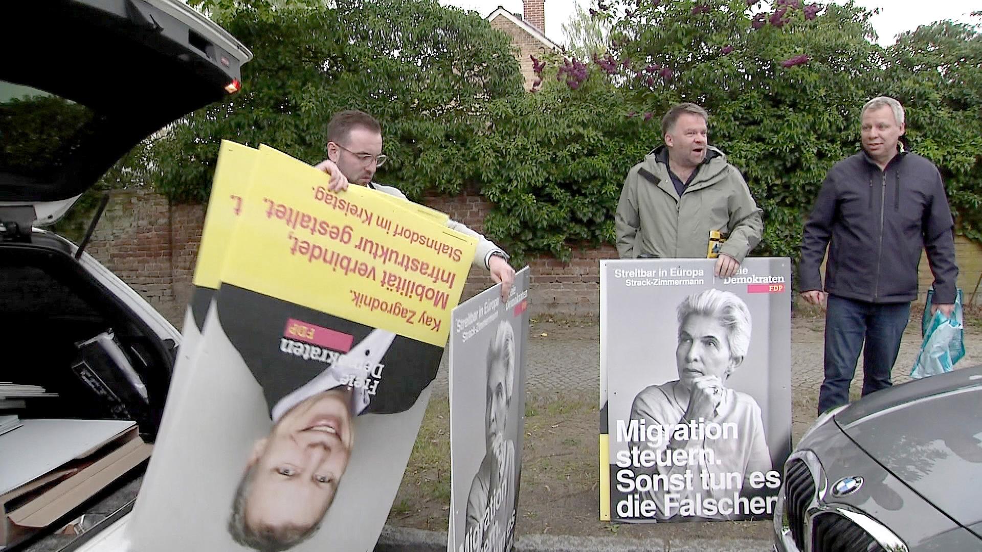 FDP-Mitglieder in Stahnsdorf (Brandenburg) hängen Wahlplakate auf
