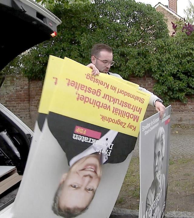 FDP-Mitglieder in Stahnsdorf (Brandenburg) hängen Wahlplakate auf