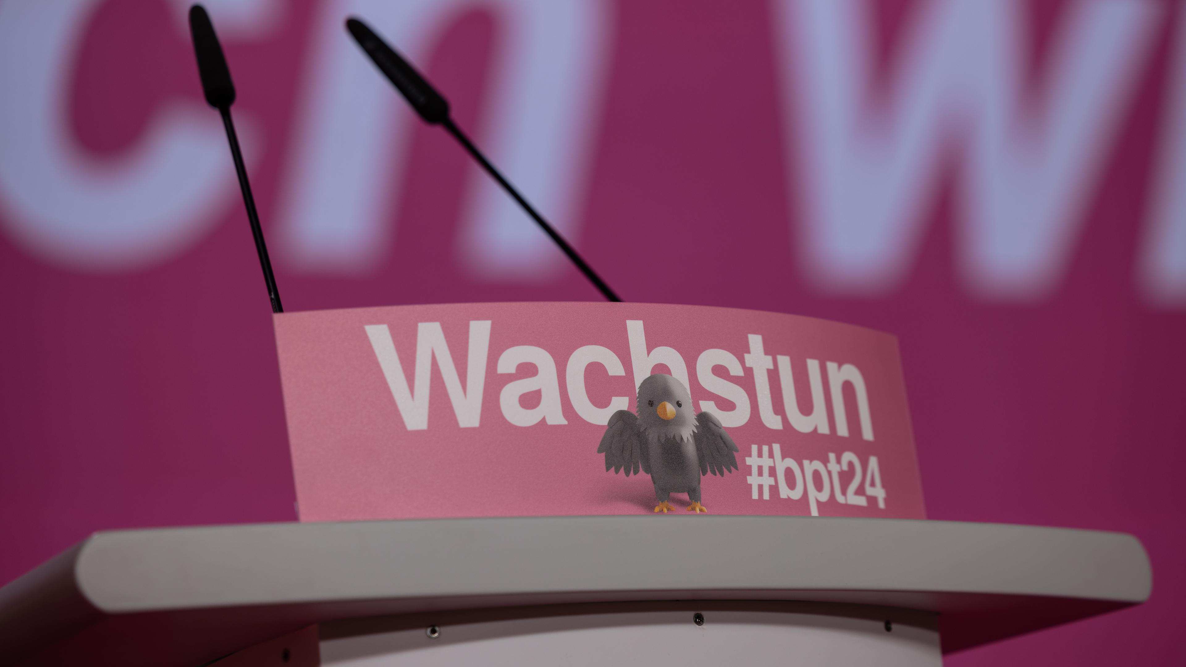 Pult mit Aufschrift "Wachstun" auf FDP-Parteitag in Berlin