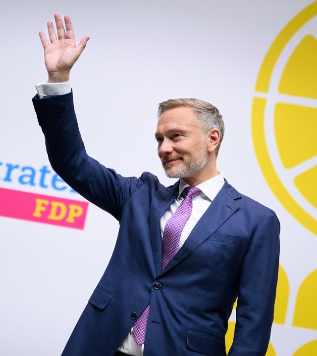 Christian Lindner (r), bisheriger Bundesvorsitzender der FDP, nimmt neben Marco Buschmann, FDP-Generalsekretär, beim 76. Ordentlichen Bundesparteitag der FDP Applaus entgegen. Beim ersten Parteitag der Freien Demokraten nach dem Scheitern bei der Bundestagswahl soll über den weiteren Kurs und eine neue Parteispitze abgestimmt werden