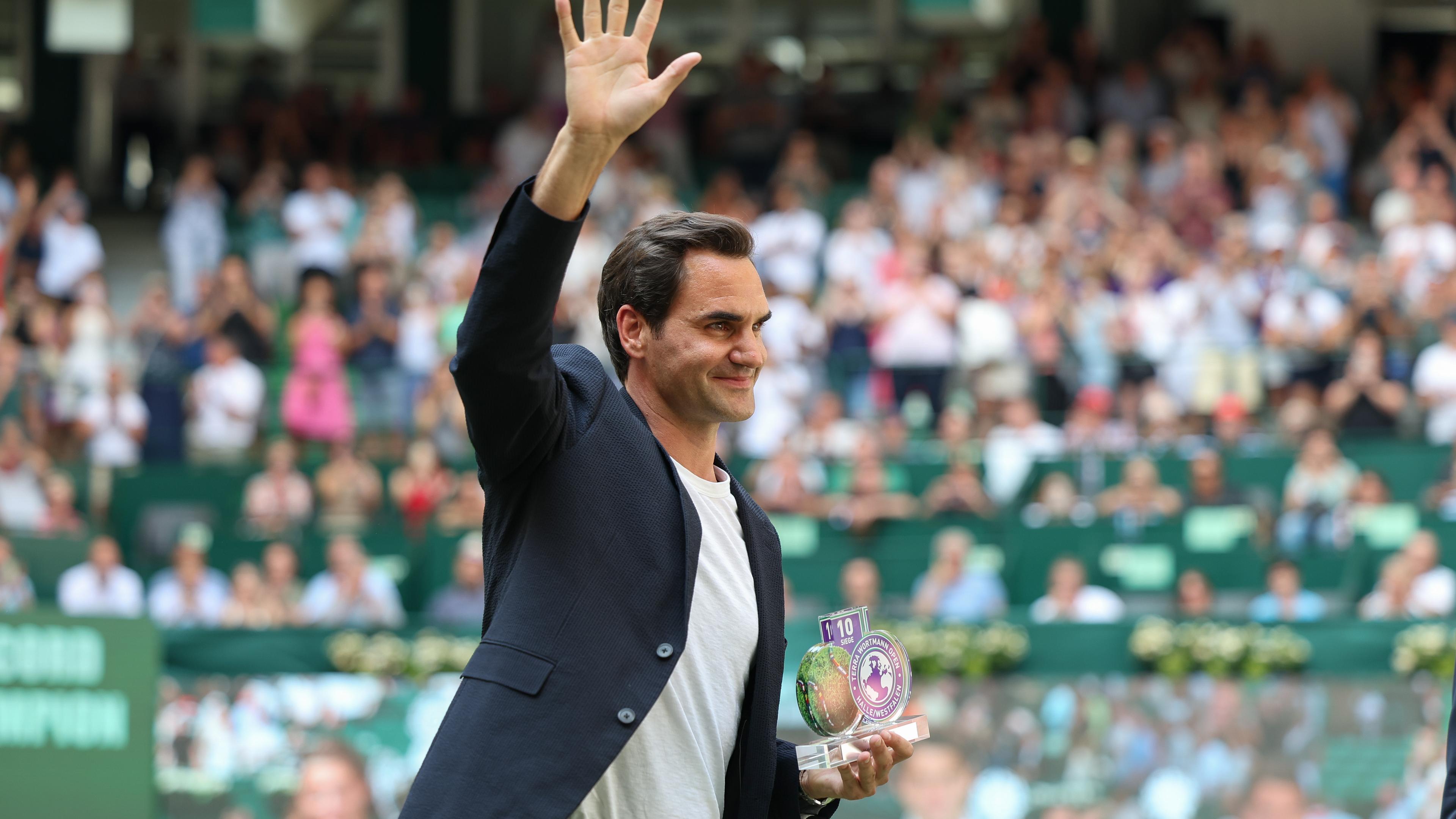 Rogerer Federer winkt beim Turnier in Halle ins Publikum, nachdem er geehrt wurde