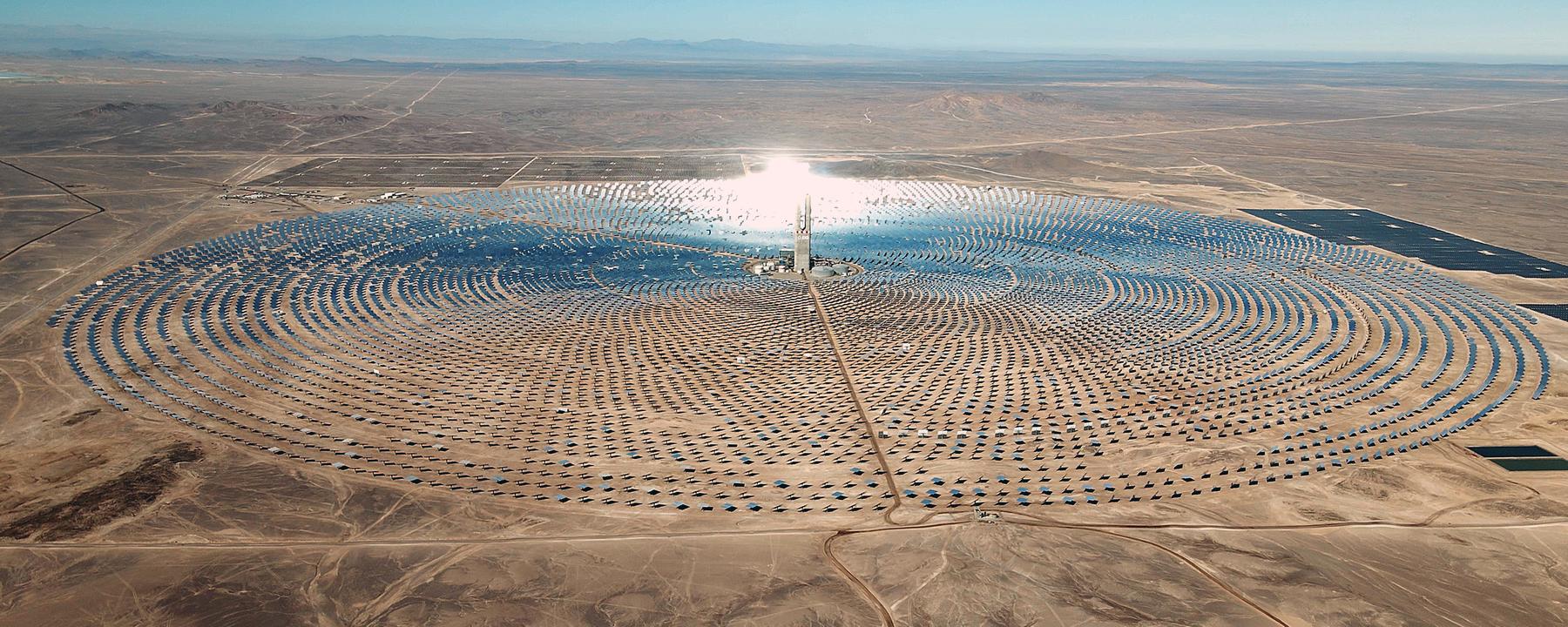 Das Solarthermiekraftwerk Cerro Dominador in Chile ist von oben zu sehen.
