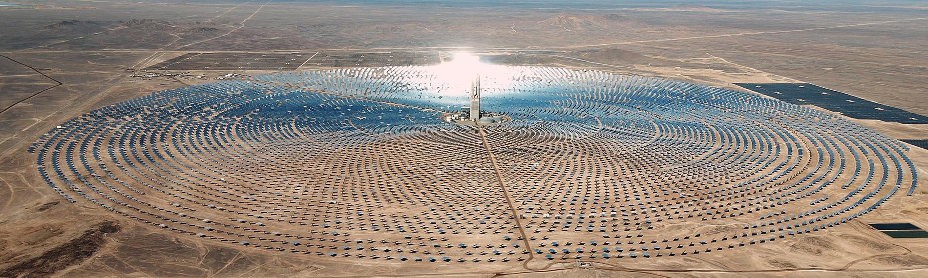 Das Solarthermiekraftwerk Cerro Dominador in Chile ist von oben zu sehen.