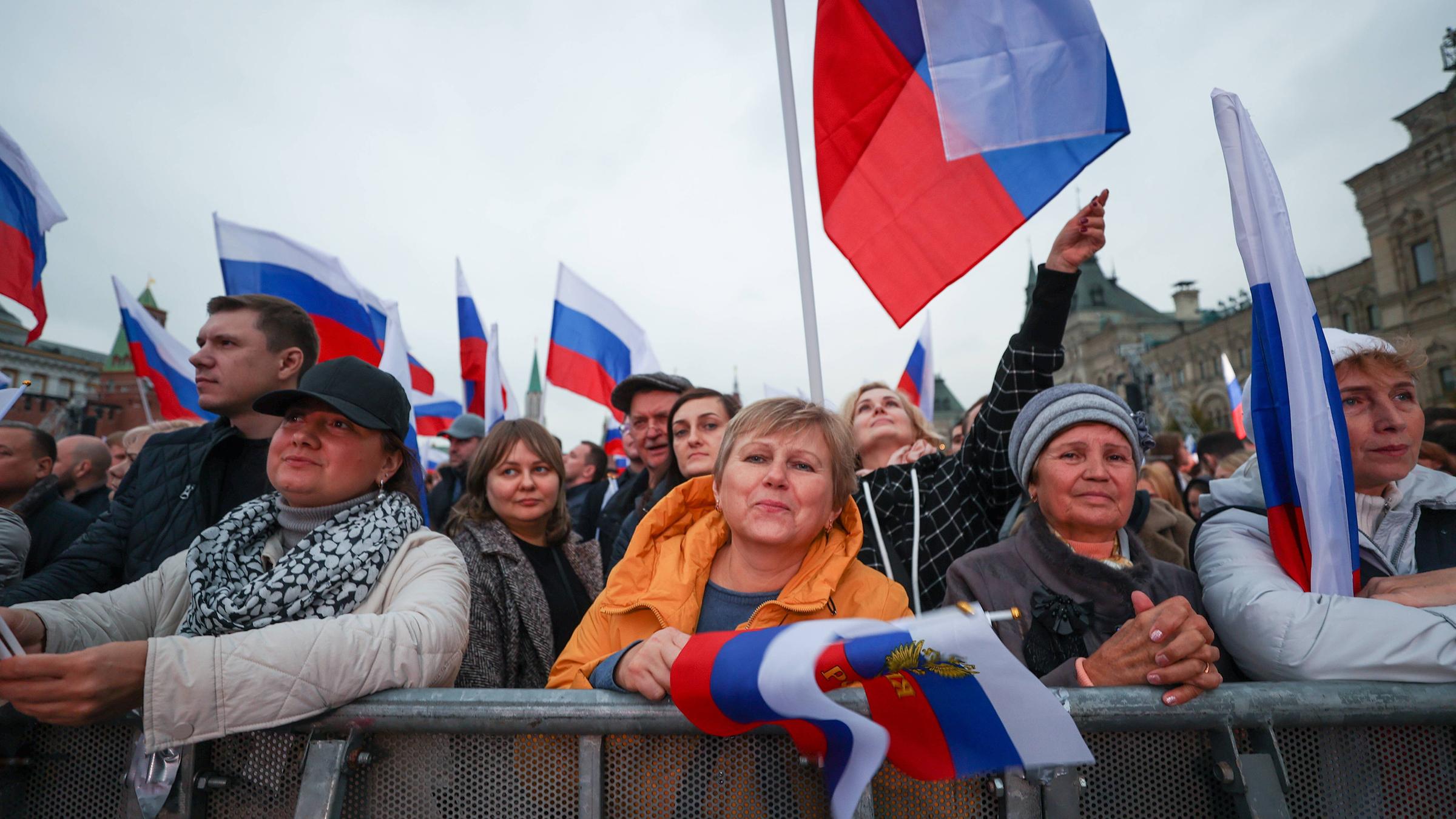 Moscow: People celebrate annexations in Red Square
