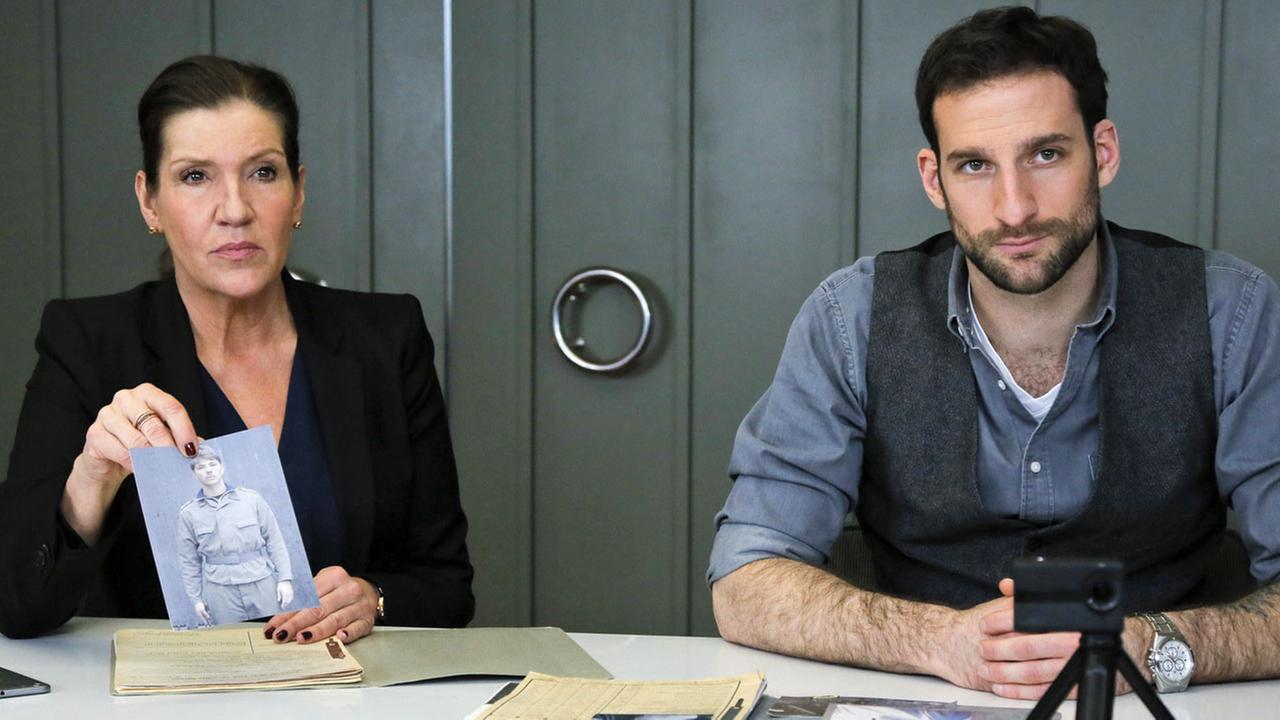 "Die Spezialisten - Im Namen der Opfer - Feindkontakt": Kriminaloberrätin Dr. Dorothea Lehberger (Katy Karrenbauer) und Kriminalhauptkommissar Henrik Mertens (Matthias Weidenhöfer) sitzen im Vernehmungsraum am Tisch.
