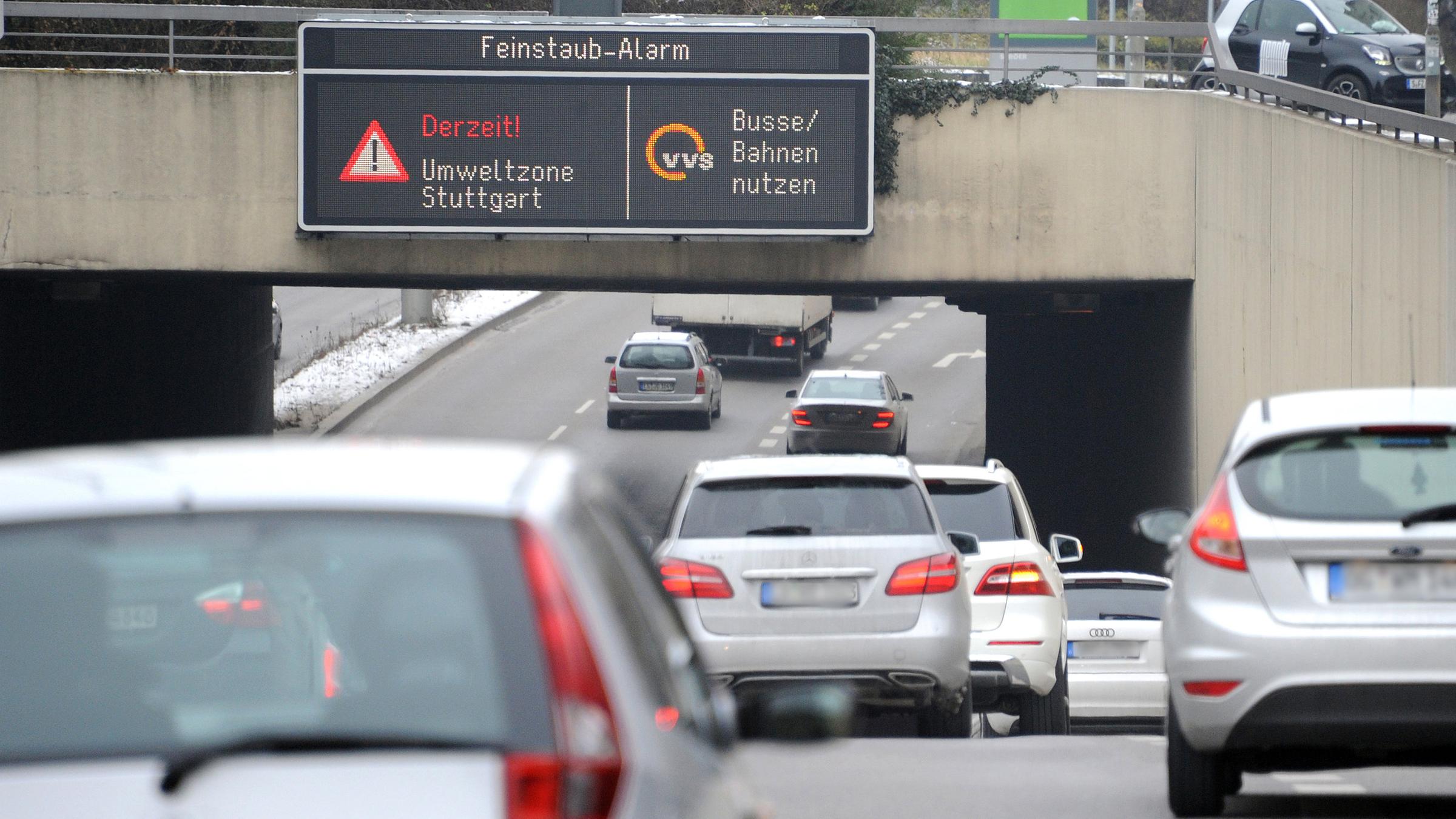 Autos in Stuttgart unter Anzeige "Feinstaub-Alarm"