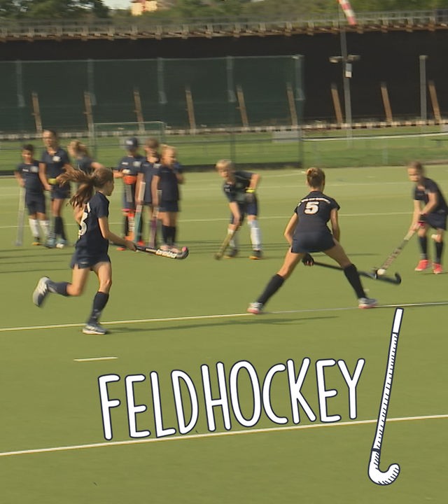 Kinder spielen Feldhockey