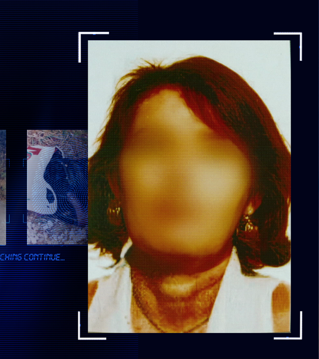 Portraitfoto einer Frau mit roten Haaren und kleinen goldenen Ohrsteckern. Sie trägt ein weißes, ärmelloses Oberteil. Das Gesicht im Bild wurde technisch verfremdet. Links daneben: Lichtschematische Darstellung eines Fingerabdrucks.