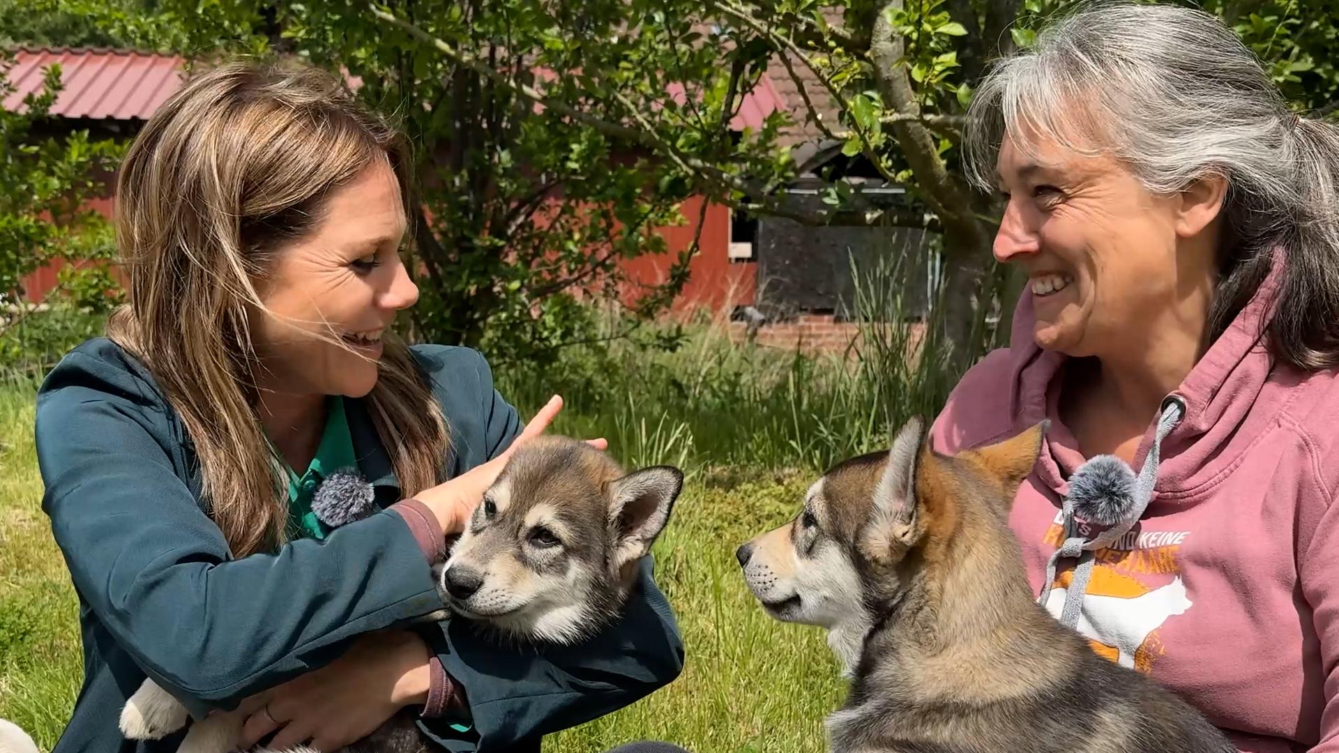 Felicitas Woll mit Tiertrainerin Anja und den Hundewelpen