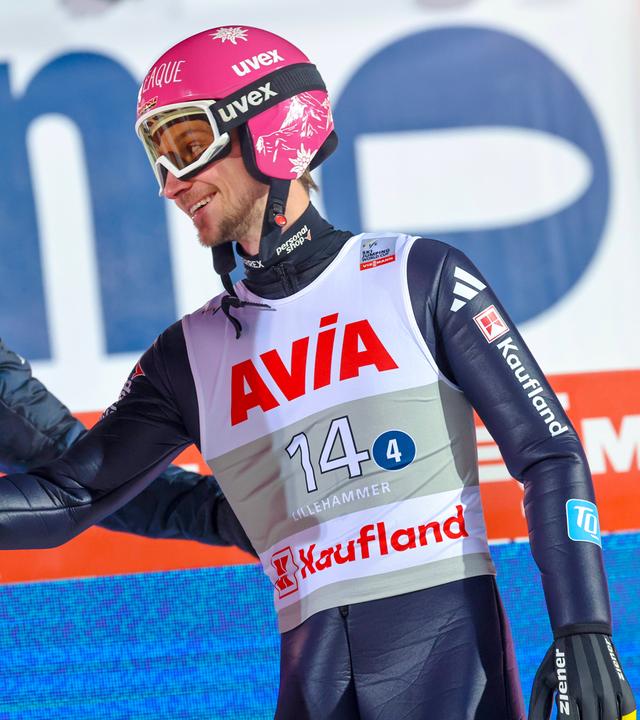 Der Deutsche Felix Hoffmann während des Mixed-Team-Wettbewerbs beim Skispringen-Weltcup auf der Lysgardsbakken-Großschanze in Lillehammer am 21.11.2025. 