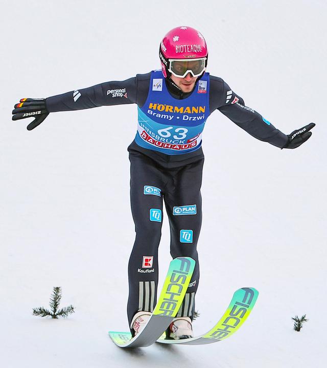 Der deutsche Skispringer Felix Hoffmann landet nach seinem Sprung bei der 74.Vierschanzentournee in Innsbruck