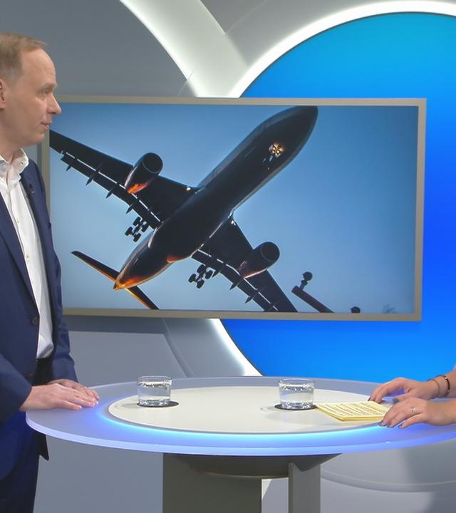 Felix Kempf und Nadine Krüger im Gespräch am Stehtisch über Flugreisen