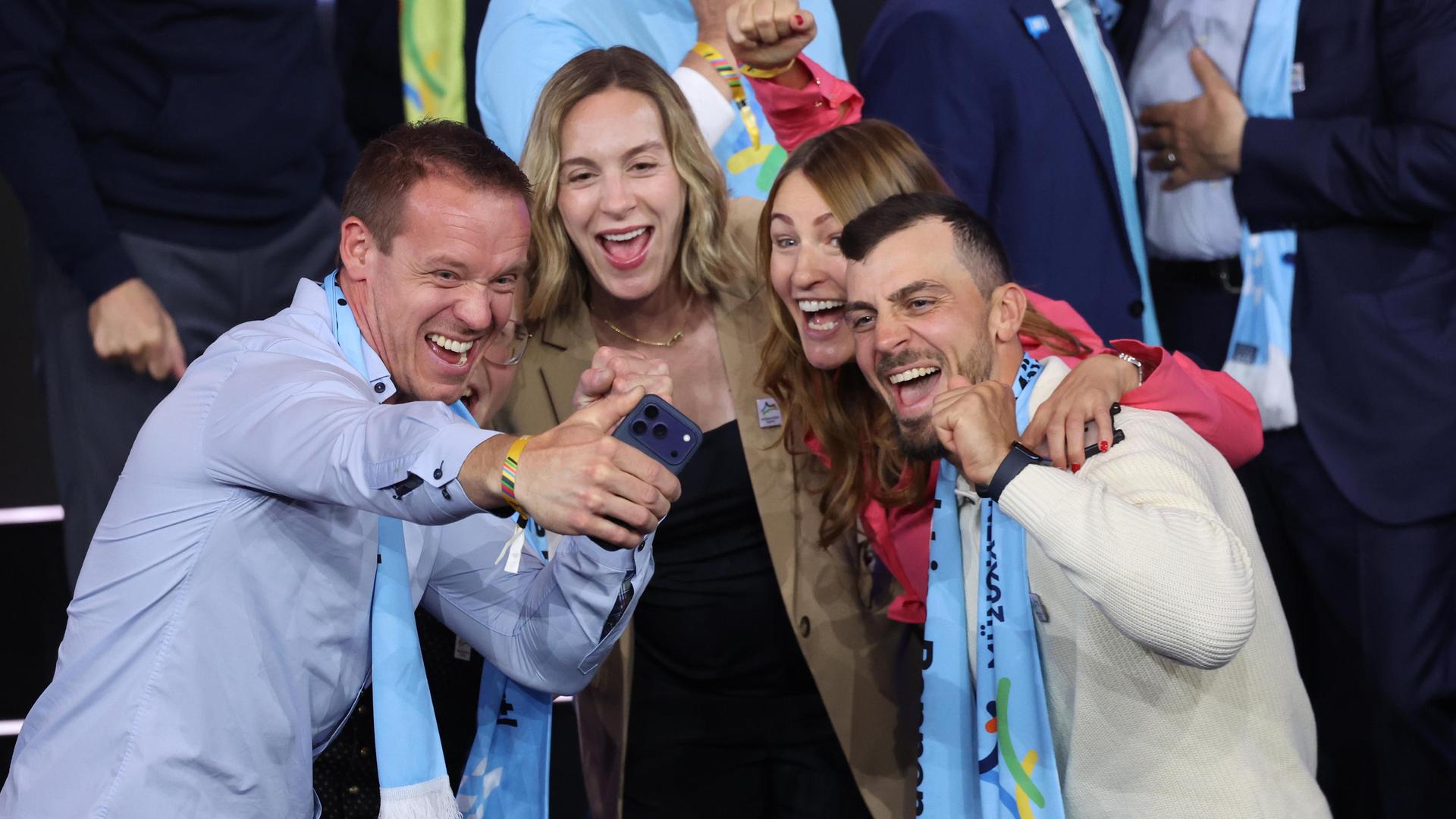 Jubel Teamfoto München mit Felix Loch (Rodeln).