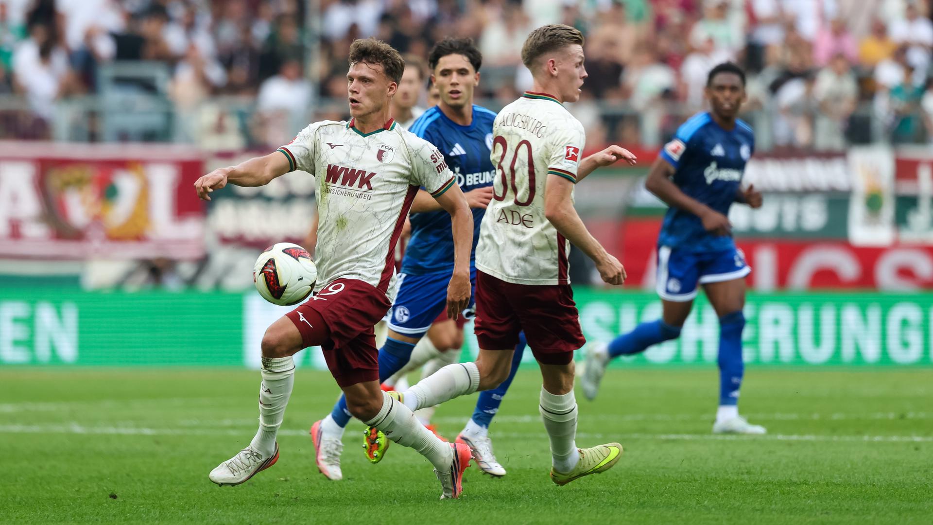 Der Augsburger Mittelfeldspieler Robin Fellhauer kann den Ball in der Bundesligapartie gegen den FC Schalke 04 annehmen