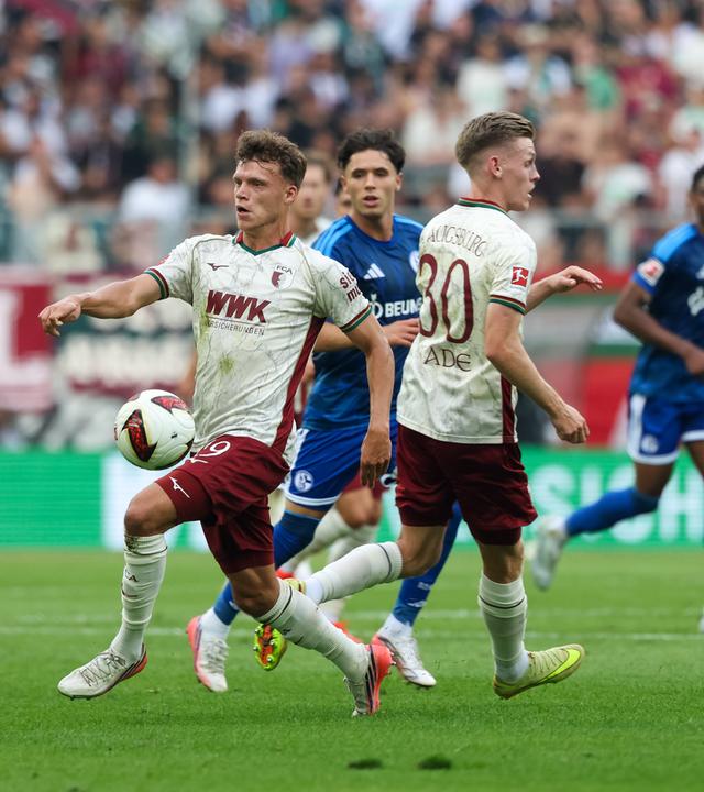 Der Augsburger Mittelfeldspieler Robin Fellhauer kann den Ball in der Bundesligapartie gegen den FC Schalke 04 annehmen