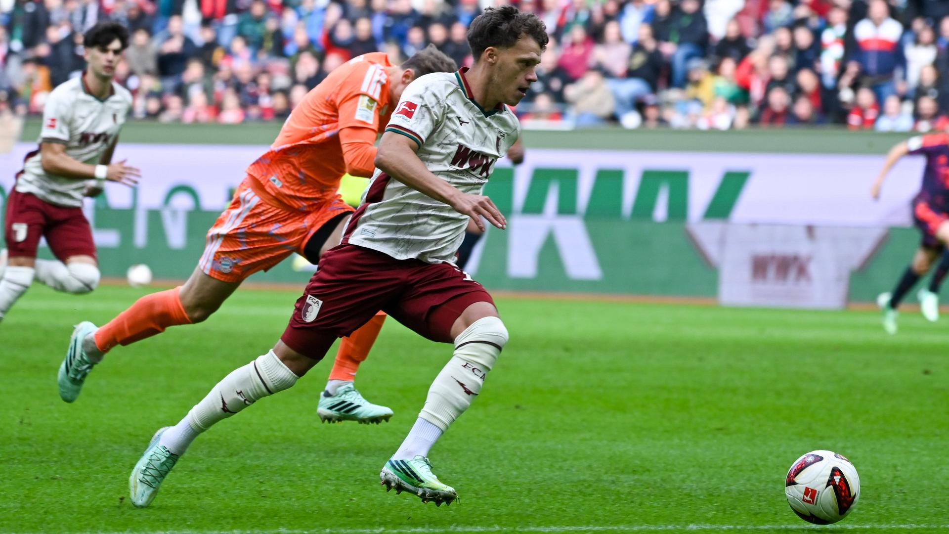 Augsburgs Mittelfeldspieler Robin Fellhauer erzielt nach 8,4 Sekunden das Bundesliga-Rekordtor gegen den FC Bayern München