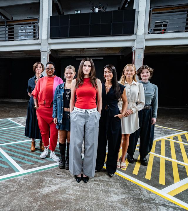 Moderatorin Salwa Houmsi steht mit ihren sechs Gästen auf dem 13 Fragen-Spielfeld.