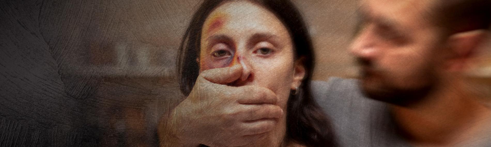 "Frauenmorde - An jedem dritten Tag ein Femizid": Eine Frau mit sichtbaren Verletzungen im Gesicht, ein Mann steht neben ihr und hält ihr den Mund zu.