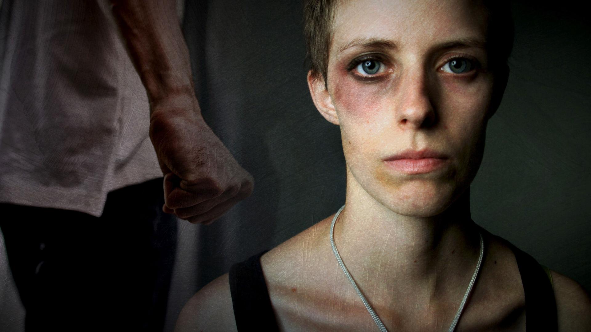  Collage. Rechts eine Frau mit sichtbaren Verletzungen im Gesicht. Links im Hintergrund ein Mann mit zur Faust geballter Hand.