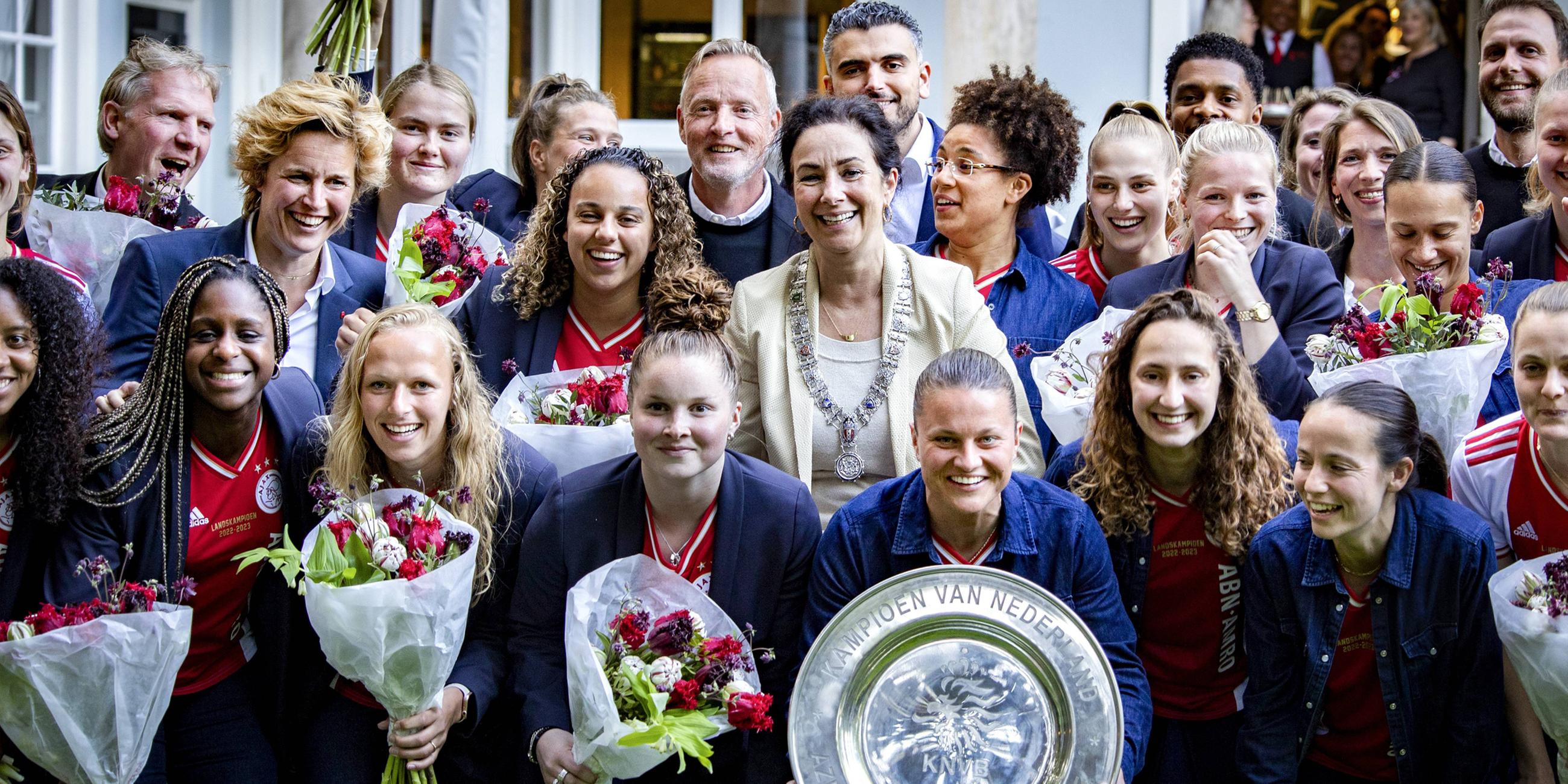 Bürgermeisterin Femke Halsema zusammen mit der Sportstadträtin Sofyan Mbarki und den Fußballspielerinnen von Ajax Amsterdam