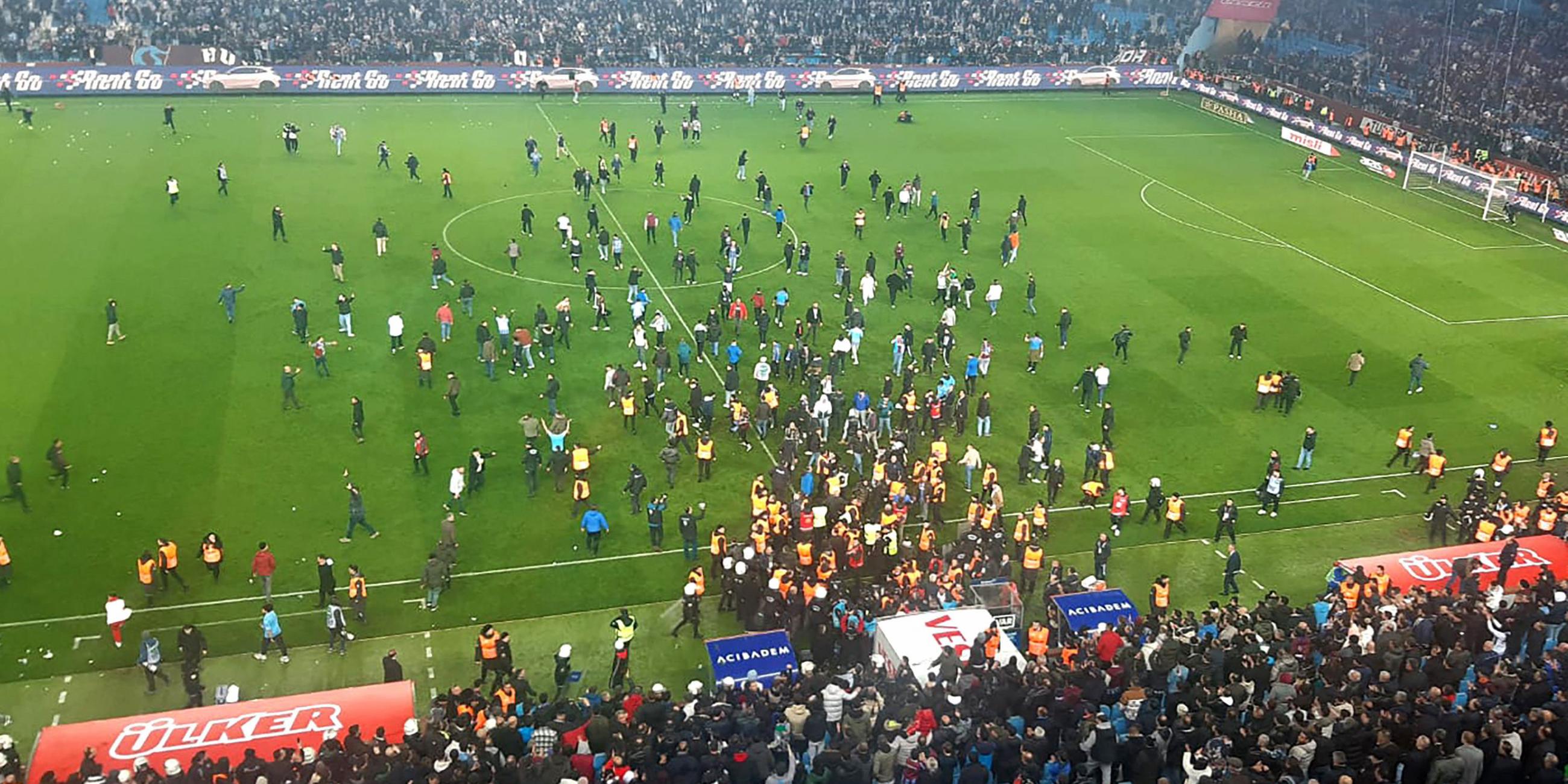 Fans des Vereines Trabzonspor stürmen den Platz 