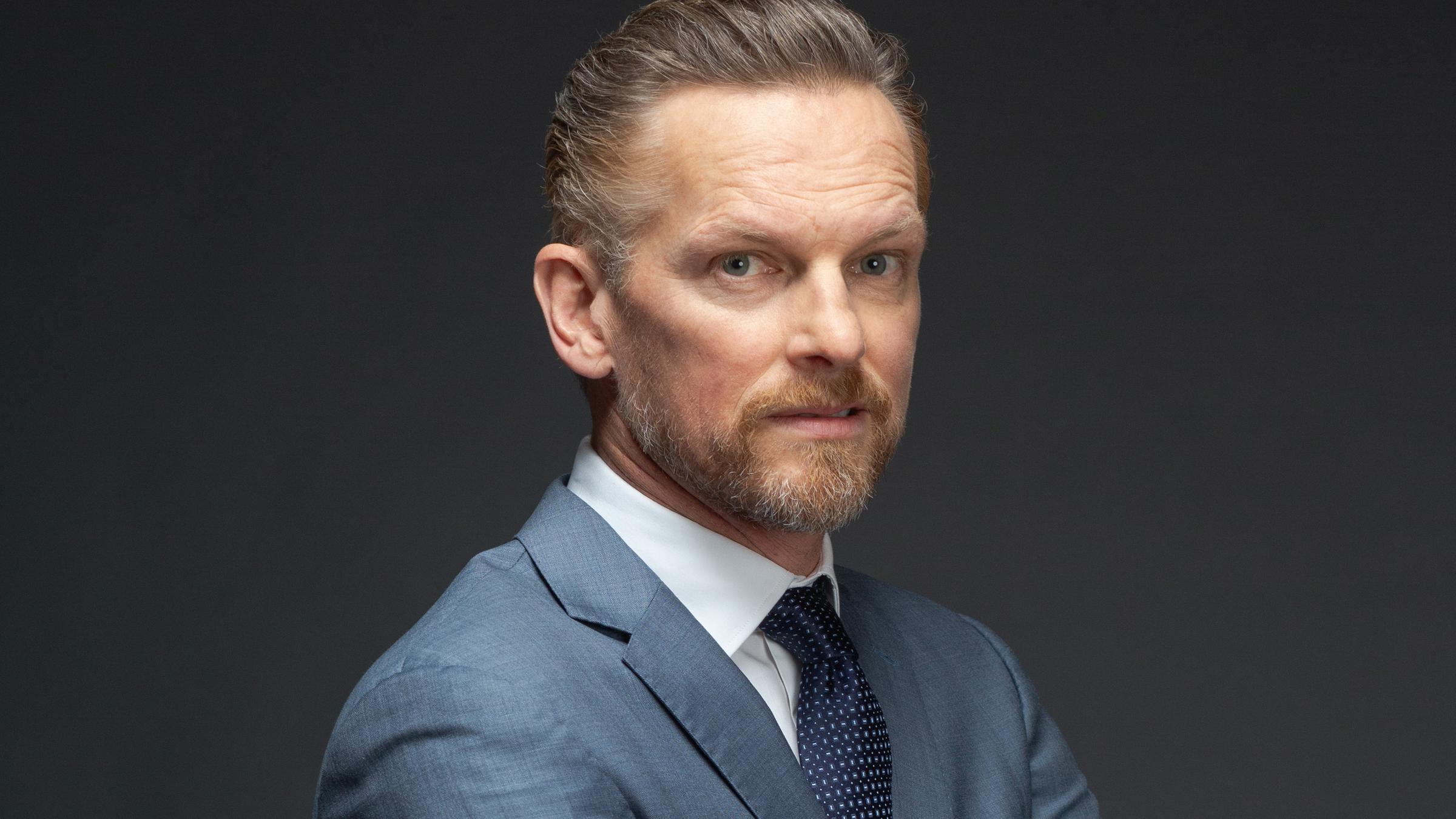 Barry Atsma posiert als charismatischer Investmentbanker Gabriel Fenger.