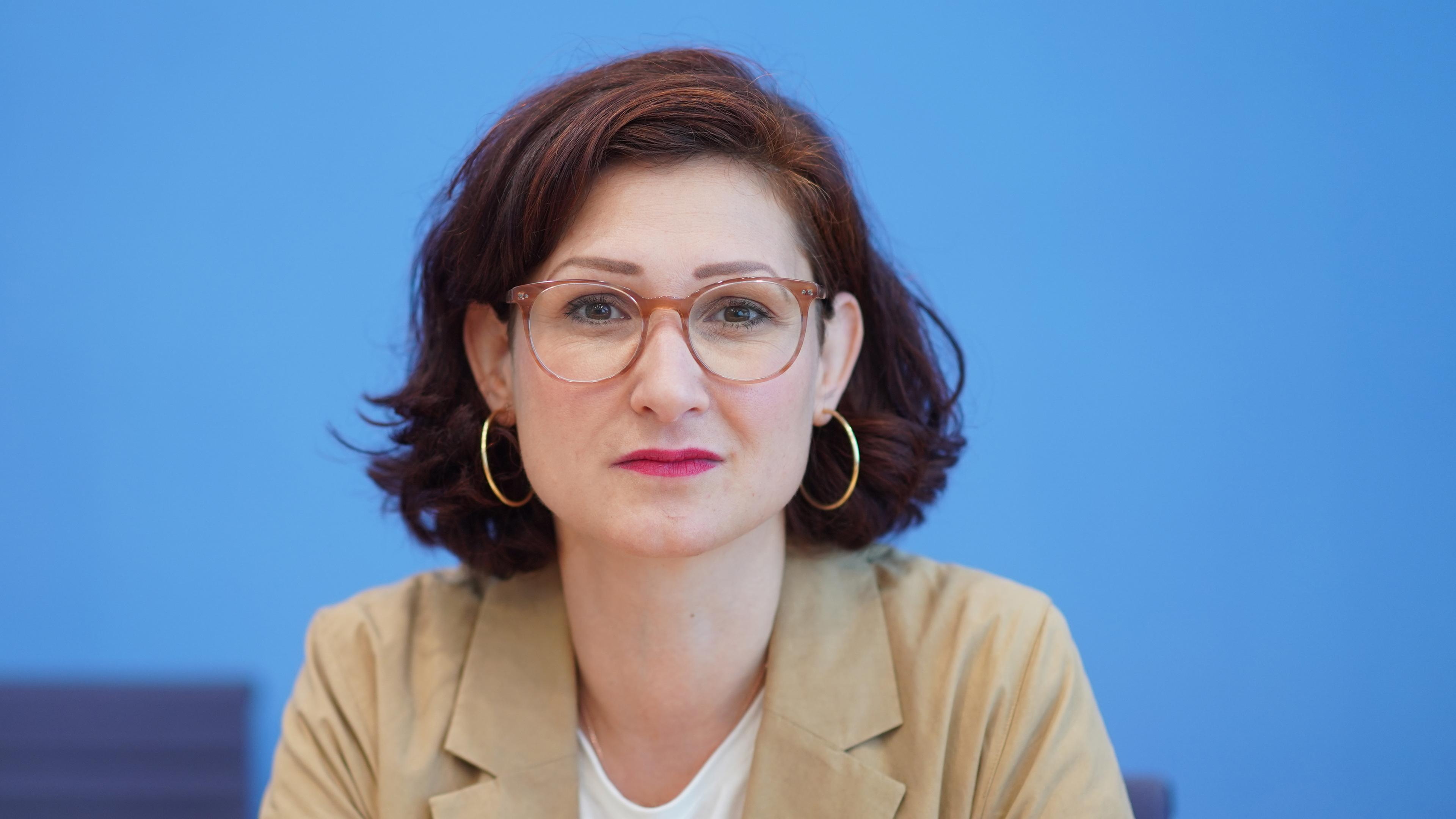 Ferda Ataman, Sprecherin neue deutsche Organisationen e.V., kommt zur Pressekonferenz zum Anti-Rassismus Plan 2025 in die Bundespressekonferenz.