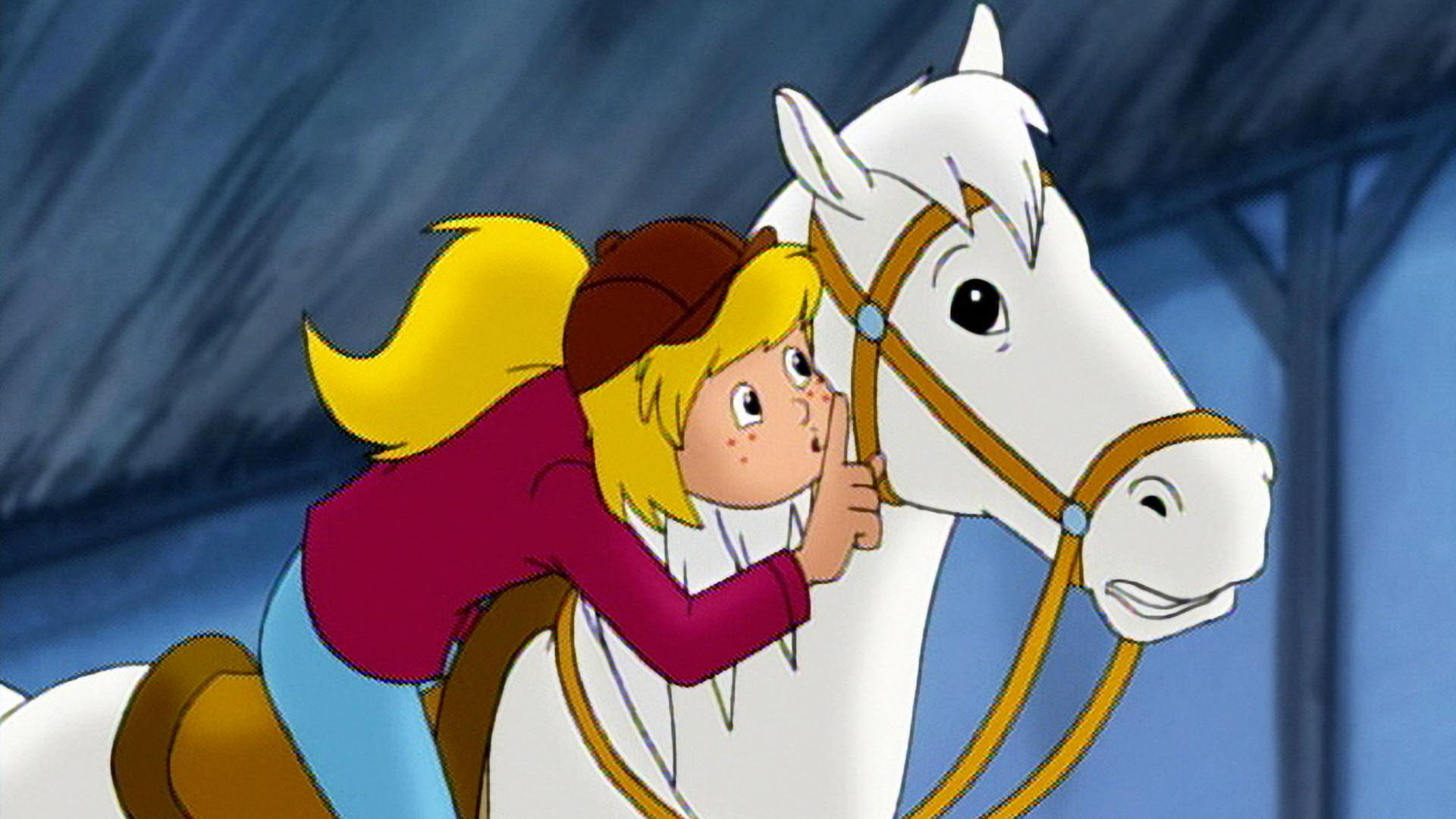 Bibi reitet auf Sabrina. Bibi legt den Zeigefinger an ihren Mund, um ihrem Pferd zu zeigen, dass es still sein soll. Sabrina sieht ängstlich aus.