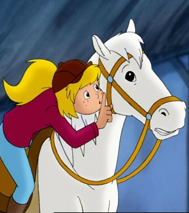 Bibi reitet auf Sabrina. Bibi legt den Zeigefinger an ihren Mund, um ihrem Pferd zu zeigen, dass es still sein soll. Sabrina sieht ängstlich aus.