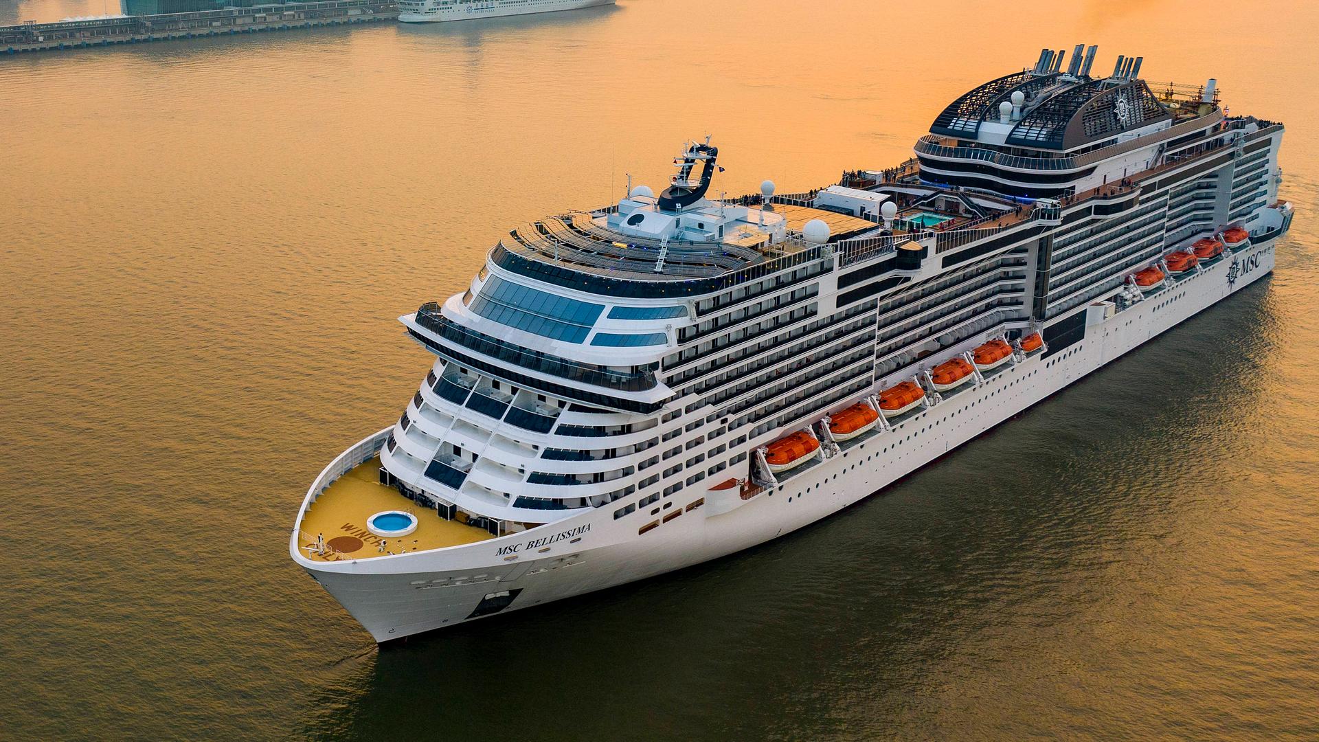 Ein riesiges Kreuzfahrtschiff legt ab