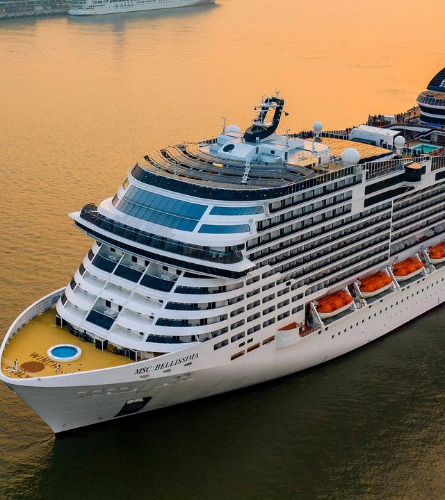 Ein riesiges Kreuzfahrtschiff legt ab