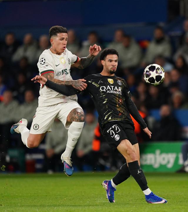 Chelseas Enzo Fernandez und Paris Saint-Germains Warren Zaire-Emery  kämpfen um den Ball