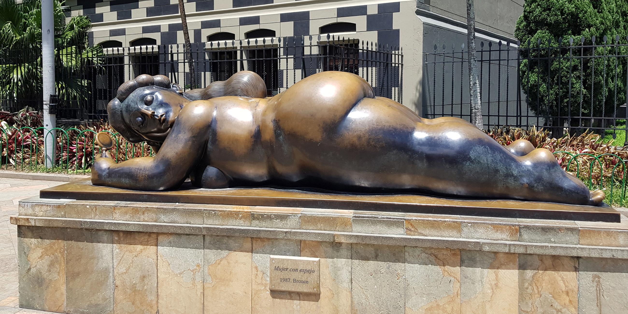 Statue namens „Frau mit Spiegel“ auf dem Botero-Platz in Medellin, Kolumbien.