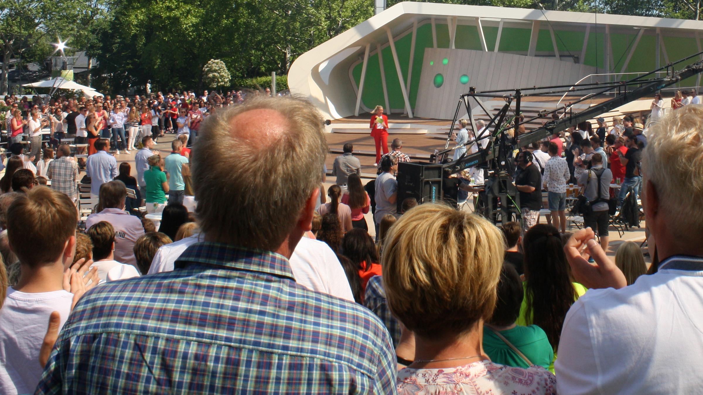 ZDF-Fernsehgarten 6.5.2018: Blick von den Publikumsrängen auf die Hauptbühne
