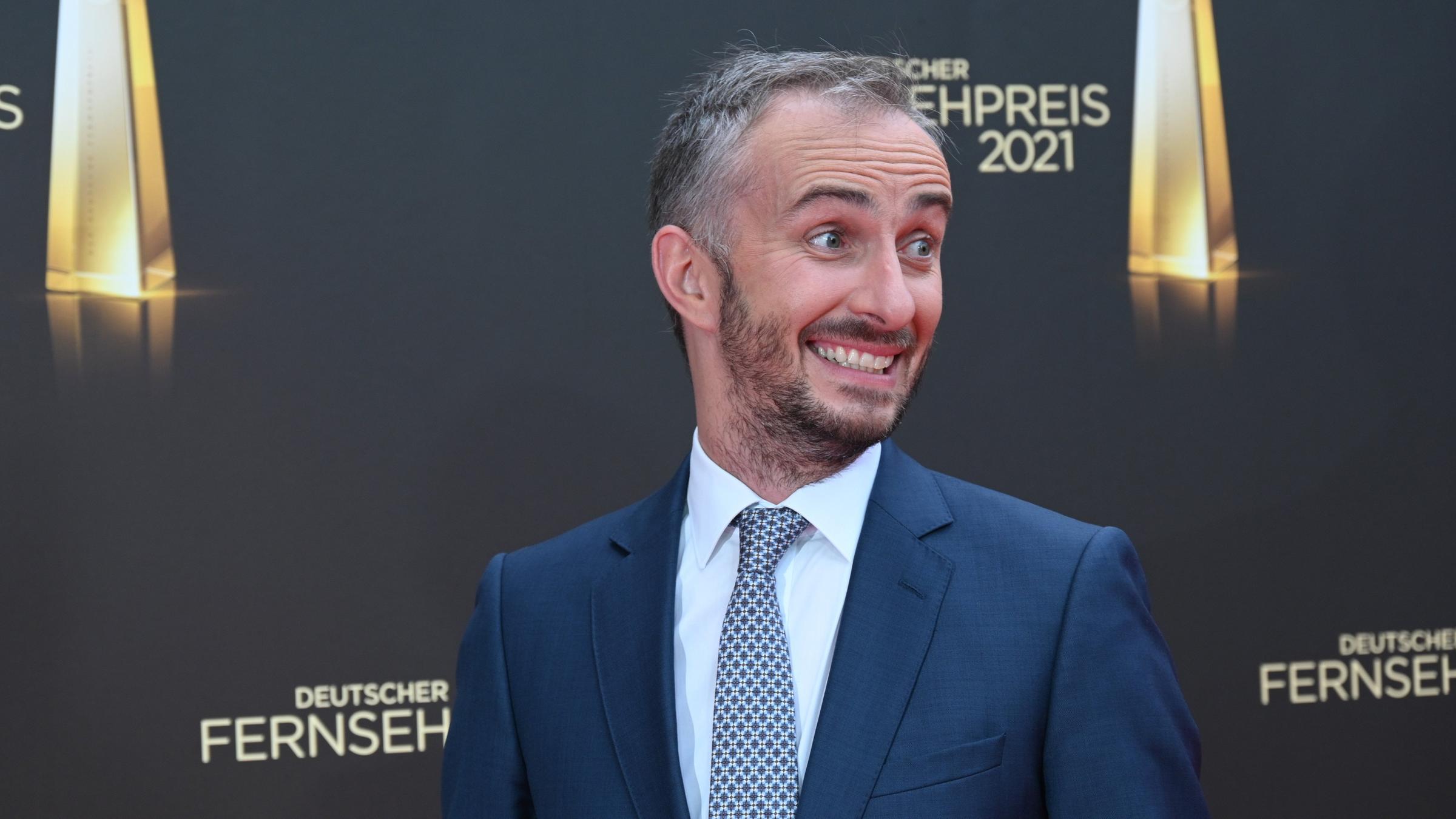 Jan Böhmermann kommt zur Verleihung des Deutschen Fernsehpreises