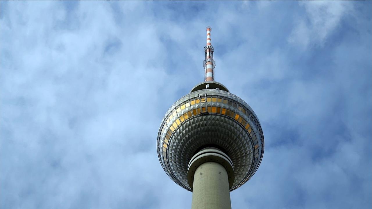 Schneekugel Und Hakelmuster Vom Ddr Wahrzeichen Zum Touristenmagneten Deutschlands Hochstes Gebaude Wird 50 Zdfheute