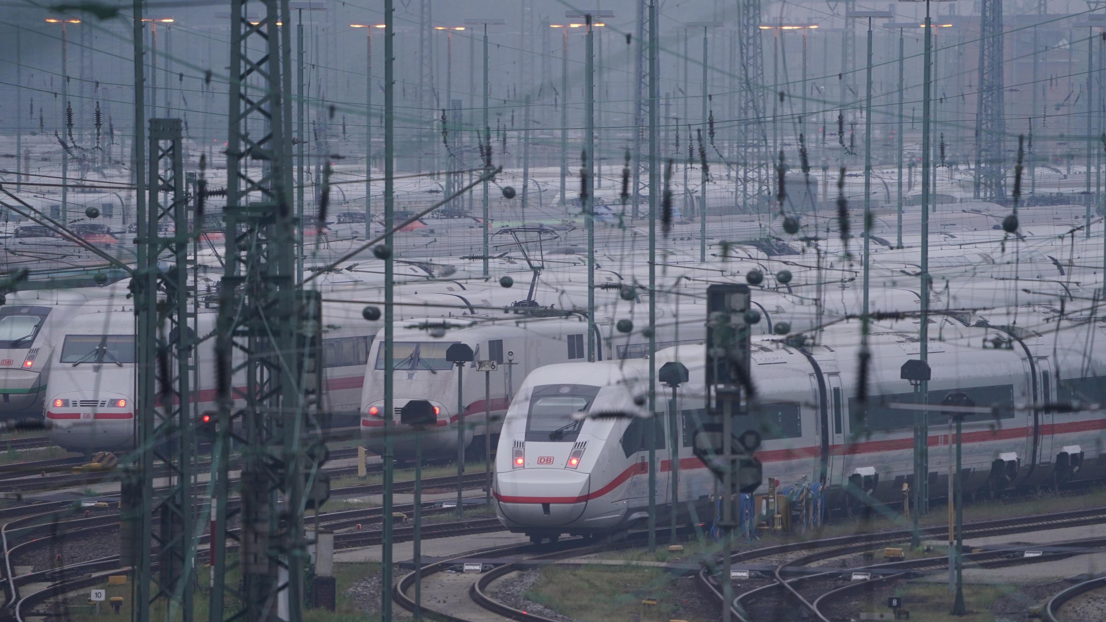 ICE-Züge stehen am frühen Morgen auf den Gleisen des DB Fernverkehr Werks Hamburg-Langenfelde.