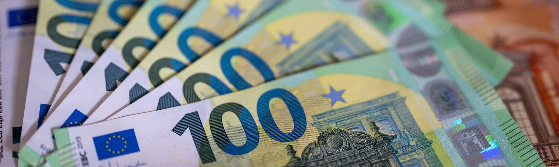 Sechs 100 Euro-Scheine liegen aufgefächert auf 10 Euro-Scheinen.
