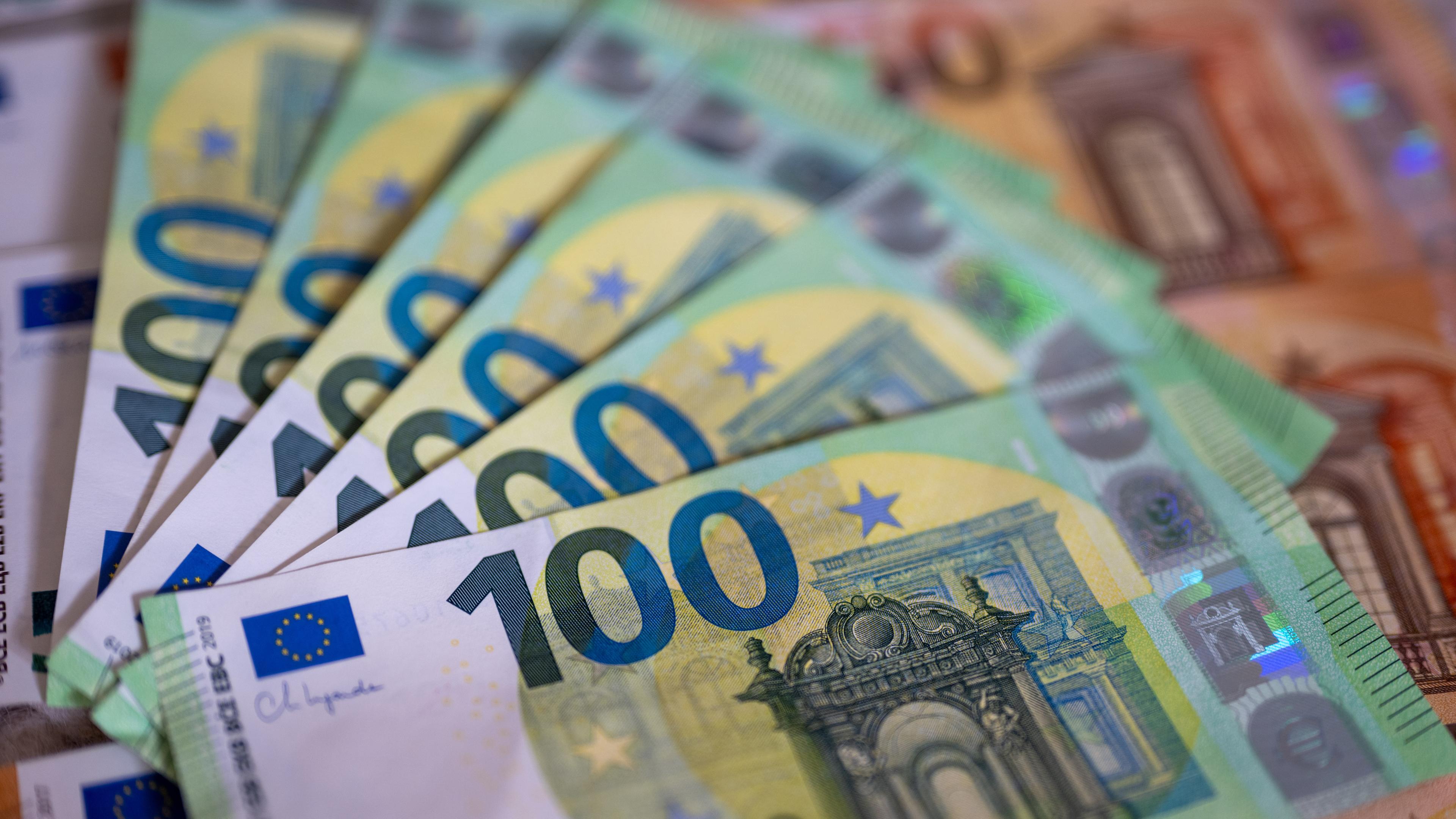 Sechs 100 Euro-Scheine liegen aufgefächert auf 10 Euro-Scheinen.